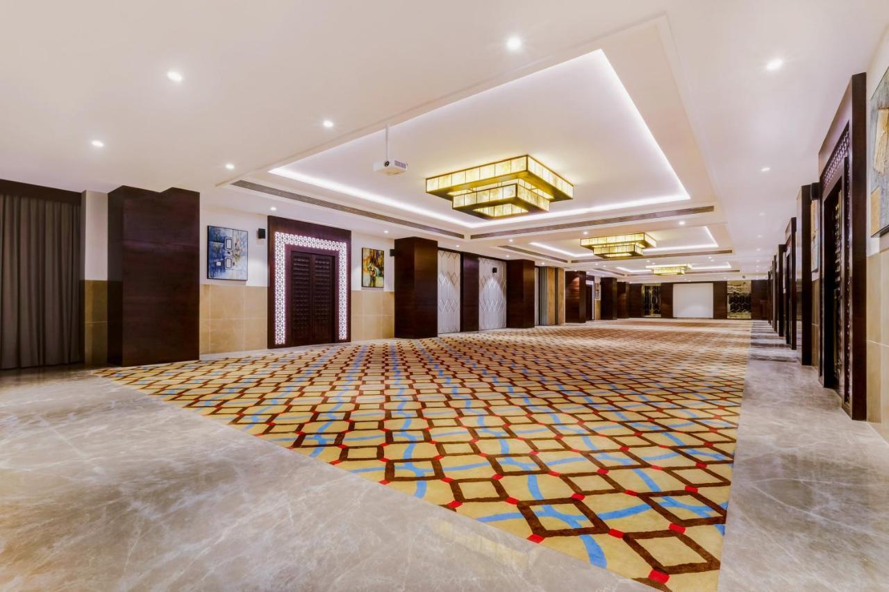 柠檬树一流酒店 Dwārka 外观 照片